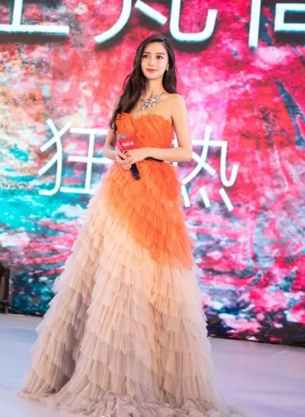 Baby穿蛋糕裙仙氣十足,扎雙馬尾又變身呆萌小黃人,你愛哪款