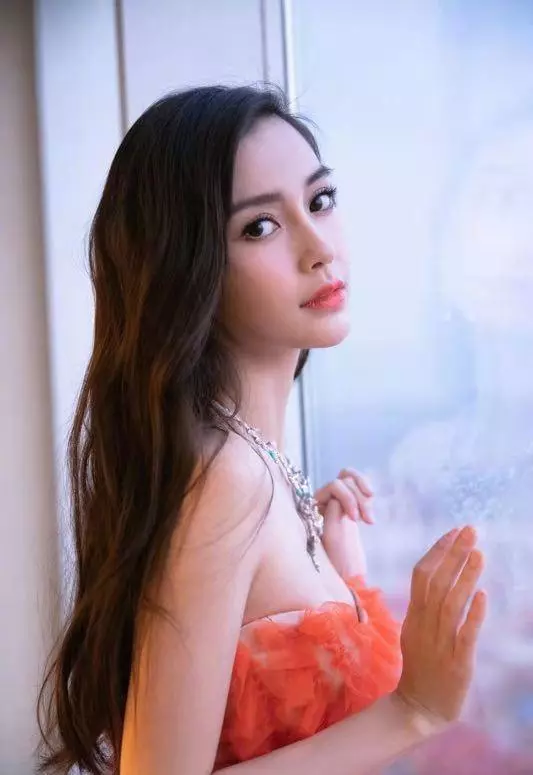 Baby穿蛋糕裙仙氣十足,扎雙馬尾又變身呆萌小黃人,你愛哪款