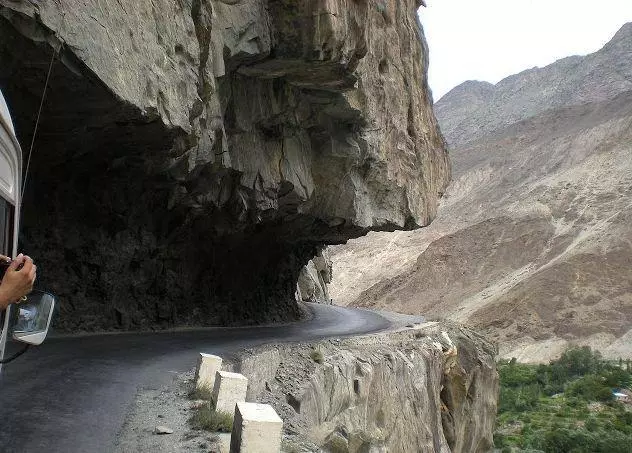 世界最危險的海上公路,成老司機噩夢,一路狂飆才能活下去