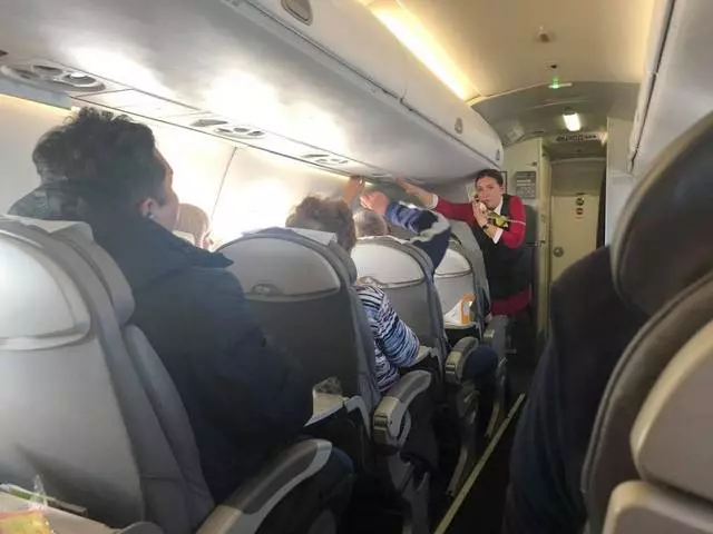 冷氣故障變「地獄航班」 50℃悶熱讓乘客崩潰!