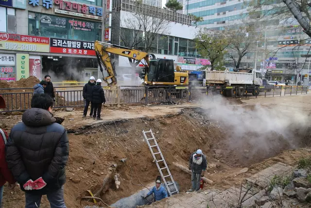 地下暖氣管大爆炸 滾燙熱水湧出1慘死20餘傷!