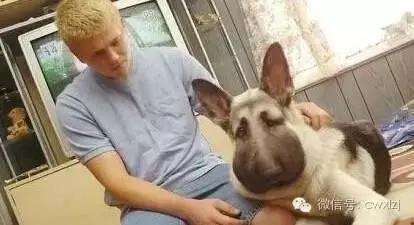 狗狗出門一趟,沒想到回來變成了這個模樣,村裡老人都被吸引過來
