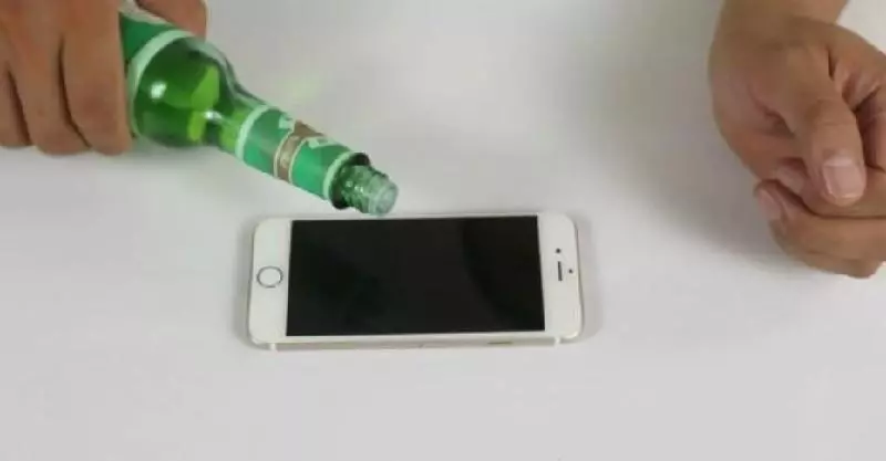 把花露水滴在手機上,沒想到這麼好用?看完你也試試吧