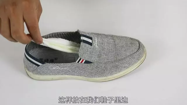 把花露水滴在手機上,沒想到這麼好用?看完你也試試吧
