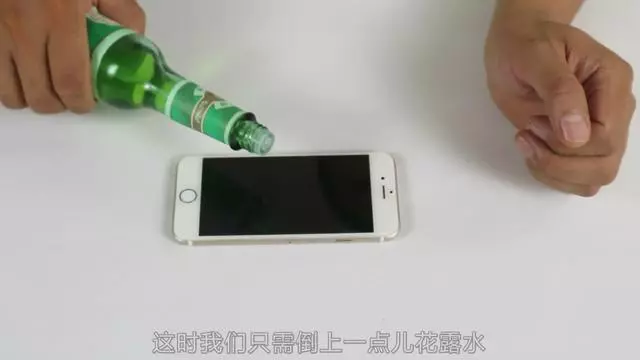 把花露水滴在手機上,沒想到這麼好用?看完你也試試吧