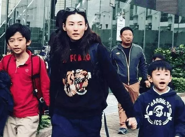 謝霆鋒小兒子近照,長得和他一模一樣,實力打臉「像陳冠希言論」!