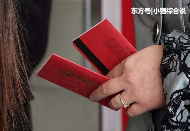 小姑出嫁婆婆收20W,我過門沒給一分彩禮,拿著存摺我偷偷去銀行
