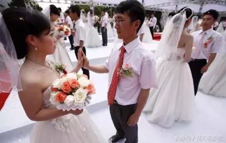 弟弟結婚我出5萬彩禮,我生孩子他沒空來,聽到對話,我如墜冰窖