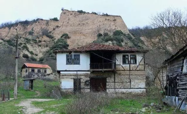 兒子住新房,來接我進城,隔天見桌上一張紙,我留下卡,哭著離開
