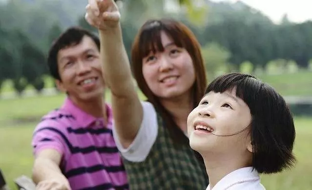 養母過壽,我給她5千,臨走時她塞給我張卡,提個要求,我愣了
