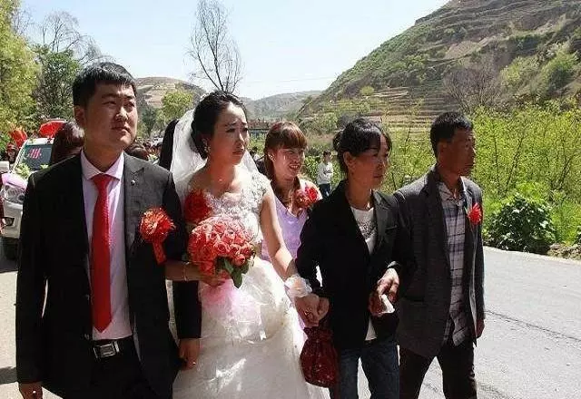 養母過壽,我給她5千,臨走時她塞給我張卡,提個要求,我愣了