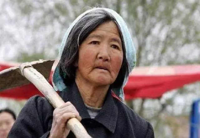 養母過壽,我給她5千,臨走時她塞給我張卡,提個要求,我愣了