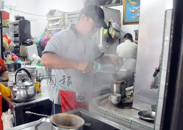 斑點實為咖啡粉!爆紅煉乳罐咖啡店東主喊冤