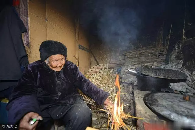 農村老頭去賣菜,半路發現秤沒帶回家拿,卻意外救了9歲孫子一命