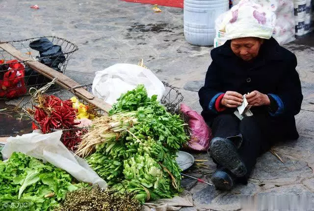 農村老頭去賣菜,半路發現秤沒帶回家拿,卻意外救了9歲孫子一命