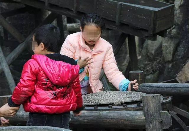 農村母親留遺囑,百萬遺產全歸遠嫁女兒,只給兒子留一件破毛衣