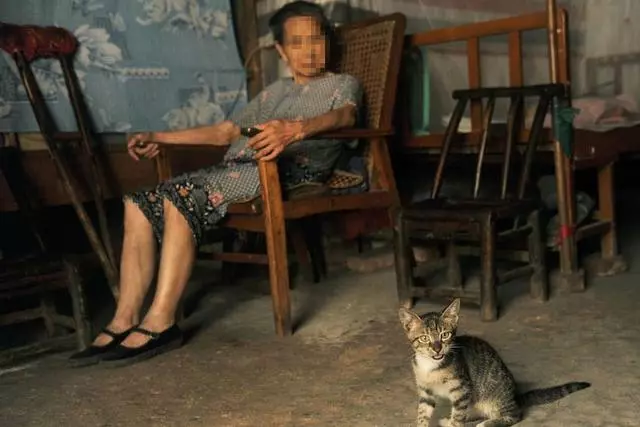 六旬老人意外懷孕,兒女勸其打掉,老人掀開衣服,讓家人跪地哭泣!