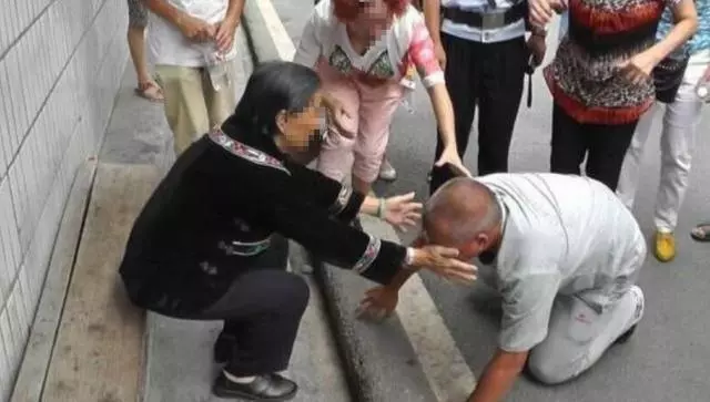 六旬老人意外懷孕,兒女勸其打掉,老人掀開衣服,讓家人跪地哭泣!