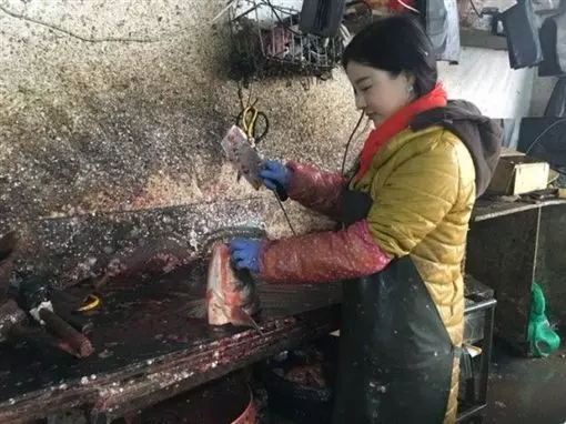 巴剎驚現賣魚西施!幫家裡賣魚的「高挑馬尾正妹」引暴動!男網民流曬口水:就連殺魚都美過人!