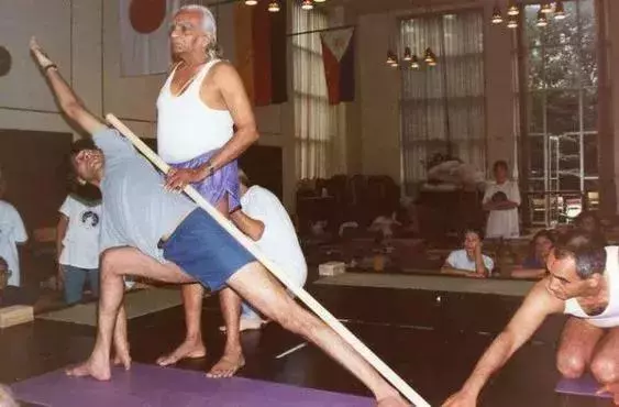 2個簡單動作,每天做一做,疏通全身氣血,活到80歲腰不老