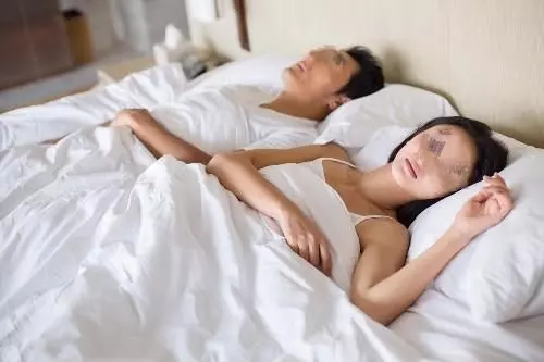 兒子結婚五年都沒孩子,兩人都健康,當母親裝上監控時,傻眼了!