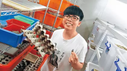 日做夜做都不夠他厲害!男子養蟑螂月入RM25K!