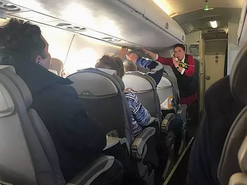 客機空調故障 乘客在「桑拿房」忍2小時