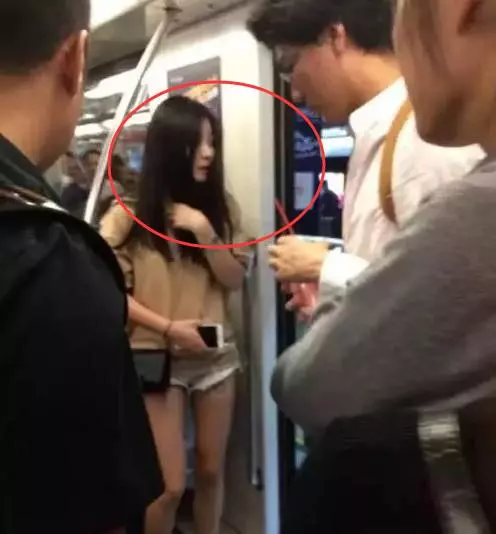 美女暈倒在地鐵上,醒來後快速逃離車廂,地上的東西讓人尷尬 !