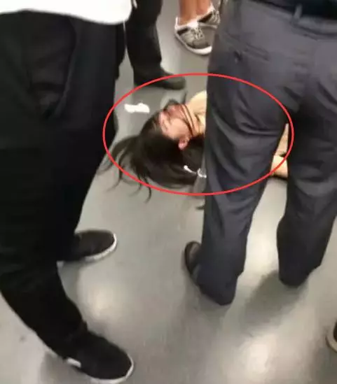 美女暈倒在地鐵上,醒來後快速逃離車廂,地上的東西讓人尷尬 !