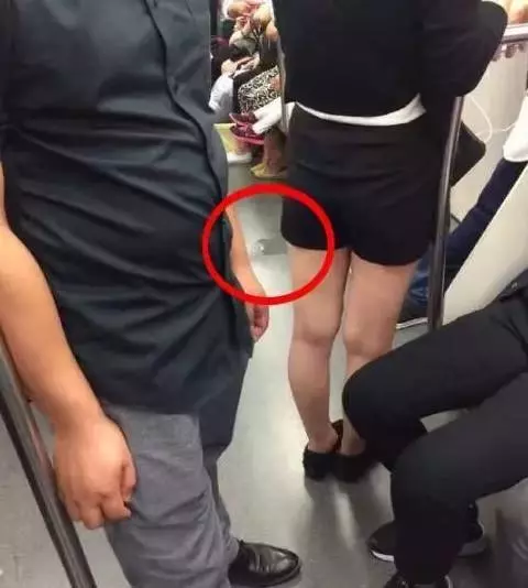 美女暈倒在地鐵上,醒來後快速逃離車廂,地上的東西讓人尷尬 !