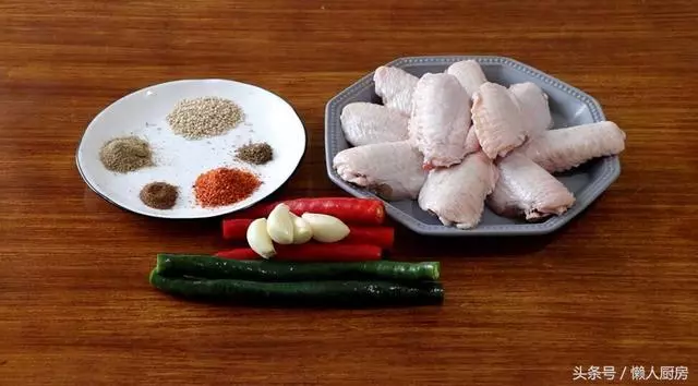 酥脆的外皮,鮮嫩的肉質,這種做法做出來的雞翅,太香太好吃了