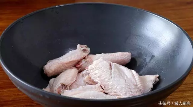 酥脆的外皮,鮮嫩的肉質,這種做法做出來的雞翅,太香太好吃了