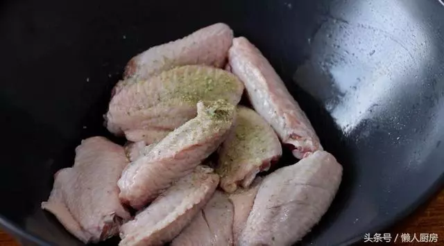 酥脆的外皮,鮮嫩的肉質,這種做法做出來的雞翅,太香太好吃了