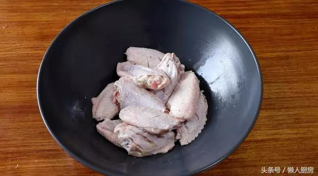 酥脆的外皮,鮮嫩的肉質,這種做法做出來的雞翅,太香太好吃了