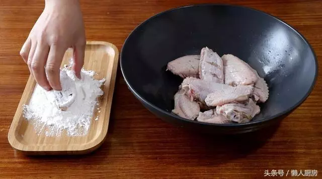 酥脆的外皮,鮮嫩的肉質,這種做法做出來的雞翅,太香太好吃了