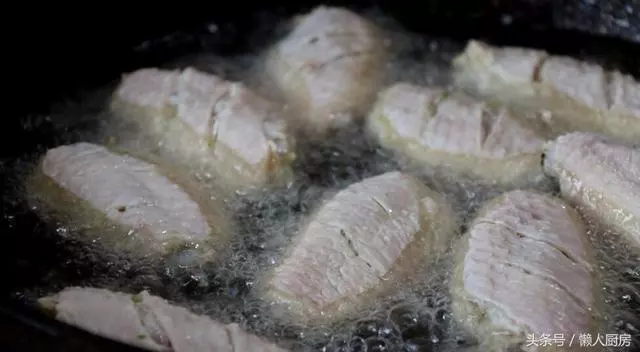 酥脆的外皮,鮮嫩的肉質,這種做法做出來的雞翅,太香太好吃了