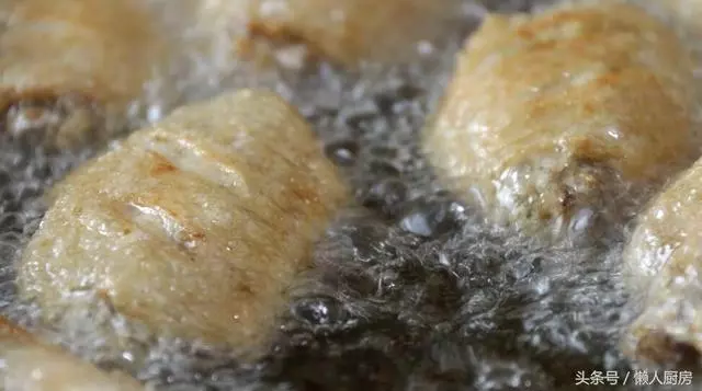 酥脆的外皮,鮮嫩的肉質,這種做法做出來的雞翅,太香太好吃了