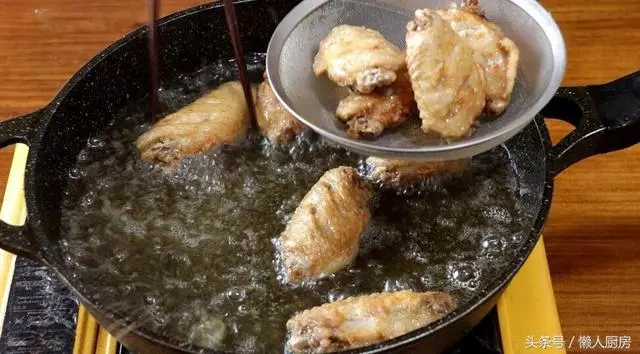 酥脆的外皮,鮮嫩的肉質,這種做法做出來的雞翅,太香太好吃了