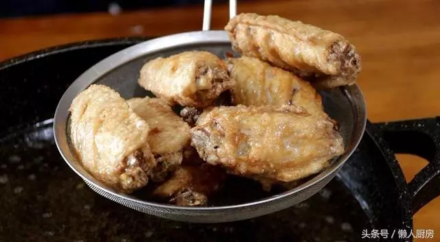 酥脆的外皮,鮮嫩的肉質,這種做法做出來的雞翅,太香太好吃了