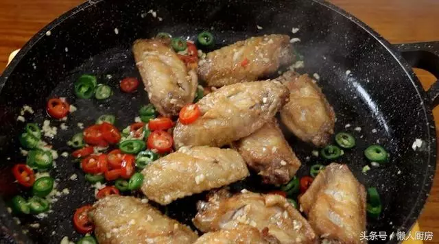 酥脆的外皮,鮮嫩的肉質,這種做法做出來的雞翅,太香太好吃了