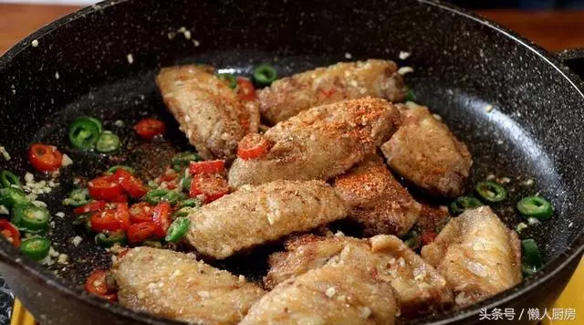 酥脆的外皮,鮮嫩的肉質,這種做法做出來的雞翅,太香太好吃了