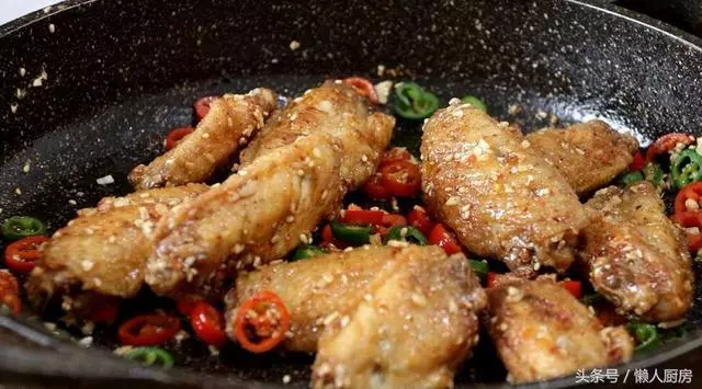 酥脆的外皮,鮮嫩的肉質,這種做法做出來的雞翅,太香太好吃了