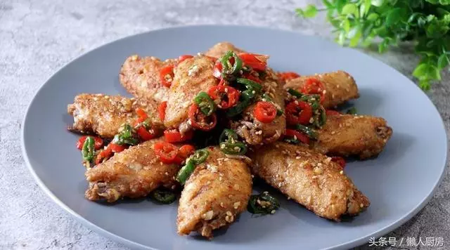 酥脆的外皮,鮮嫩的肉質,這種做法做出來的雞翅,太香太好吃了
