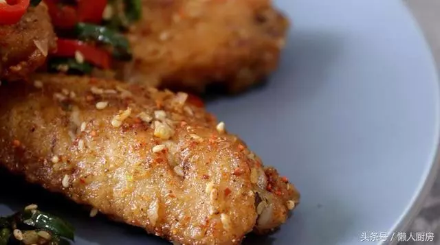 酥脆的外皮,鮮嫩的肉質,這種做法做出來的雞翅,太香太好吃了