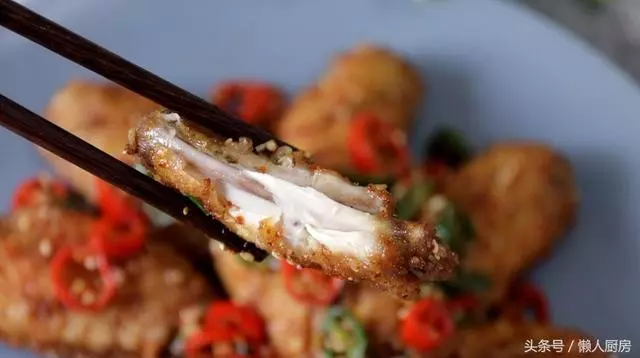 酥脆的外皮,鮮嫩的肉質,這種做法做出來的雞翅,太香太好吃了