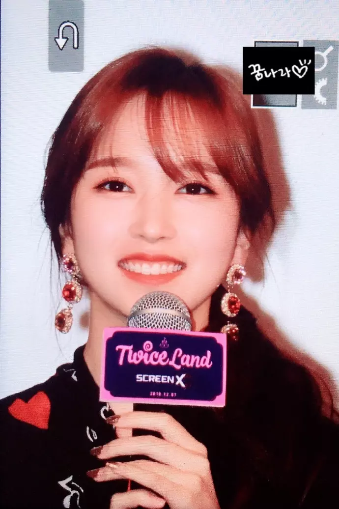[TWICE][分享]181207 舞台問候開始TWICE全員現身電影《TWICELAND》首映見面會現場