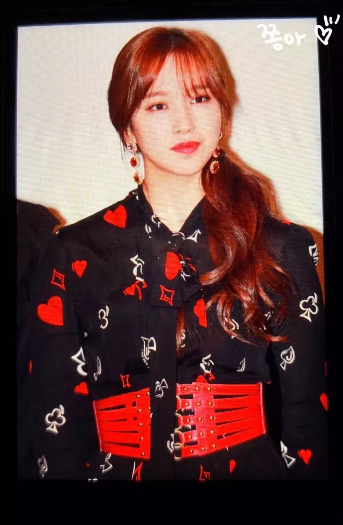 [TWICE][分享]181207 舞台問候開始TWICE全員現身電影《TWICELAND》首映見面會現場