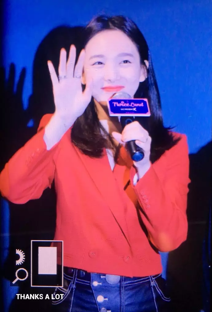 [TWICE][分享]181207 舞台問候開始TWICE全員現身電影《TWICELAND》首映見面會現場