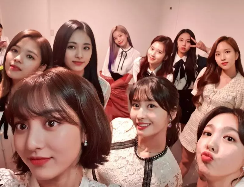 [TWICE][分享]181207 舞台問候開始TWICE全員現身電影《TWICELAND》首映見面會現場
