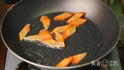 泡麵誰還泡著吃,這種奢華新吃法,好吃到逆天
